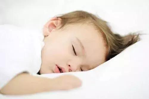 新生儿侧睡多久可以平躺，新生儿宝宝可以平躺睡觉吗（为什么说：宝宝3个月侧睡）