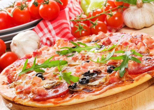 披萨用英语解释，\"Pizza“难道不是念”披萨\"吗