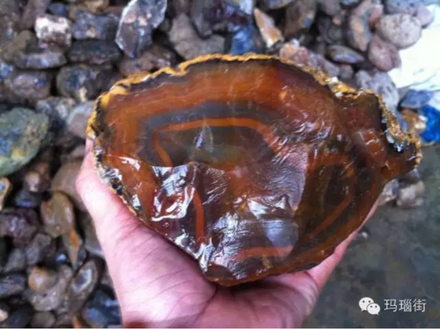 如何鉴别黑玛瑙，怎样辨别黑玛瑙（玛瑙和玉髓最简单的判断）
