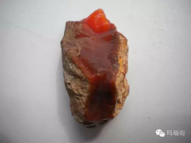 如何鉴别黑玛瑙，怎样辨别黑玛瑙（玛瑙和玉髓最简单的判断）