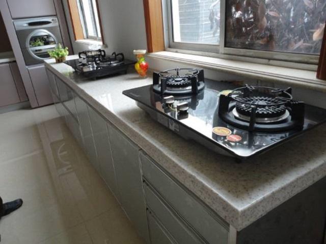 如何鉴别石英石橱柜台面，怎样鉴别石英石台面（石英石台面要这样挑才不会买到假货）