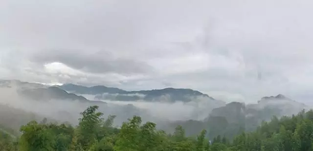 雨天的江南天池，如果用一种颜色来形容江南天池