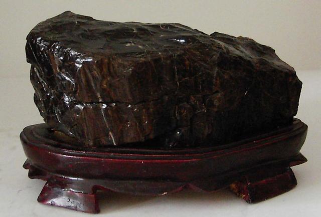 为什么说黄龙玉不养人，黄玉的鉴别为什么说黄龙玉不养人（不是所有的玉都能养人）