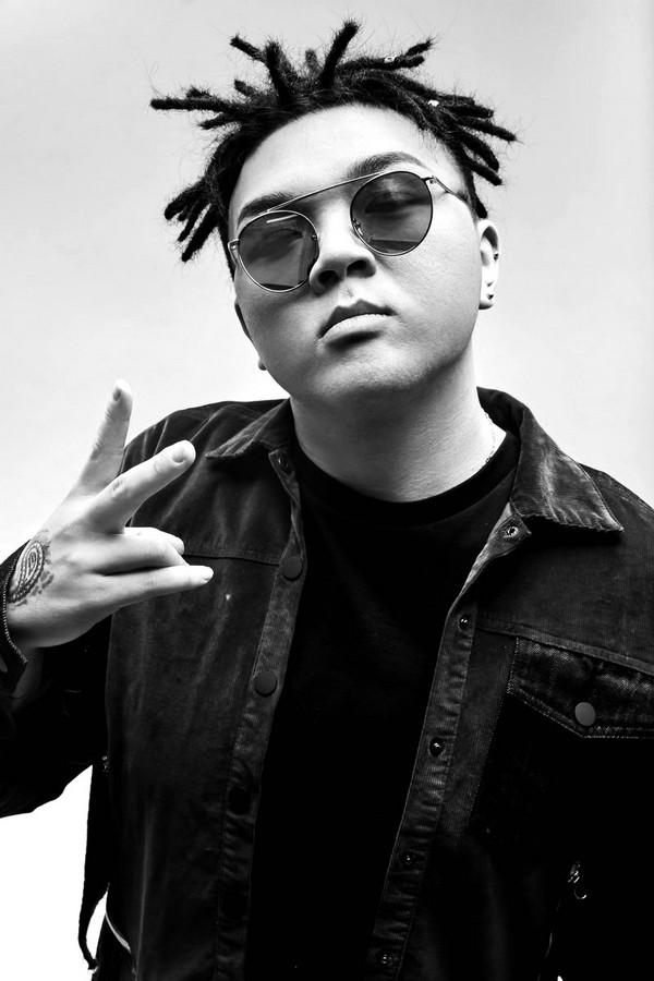 艾福杰尼库尔勒，艾福杰尼个人资料（嘻哈唱将艾福杰尼黑白写真演绎深秋潮范穿搭气质）