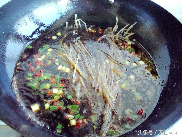 鲫鱼干怎么做好吃，晒干的小鲫鱼怎么做才好吃呢（教你一种最简单最好做的方法）