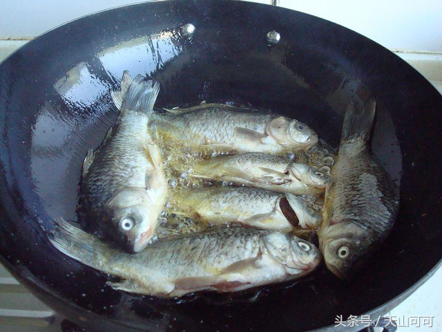 鲫鱼干怎么做好吃，晒干的小鲫鱼怎么做才好吃呢（教你一种最简单最好做的方法）
