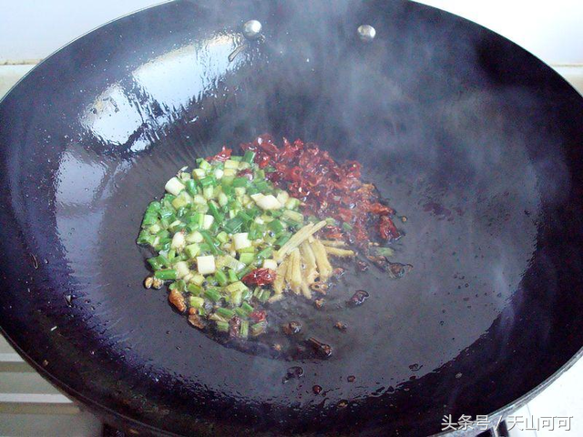 鲫鱼干怎么做好吃，晒干的小鲫鱼怎么做才好吃呢（教你一种最简单最好做的方法）