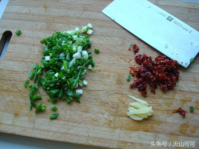 鲫鱼干怎么做好吃，晒干的小鲫鱼怎么做才好吃呢（教你一种最简单最好做的方法）