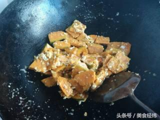 怎么做咸蛋炒南瓜，南瓜炒咸蛋的正宗做法窍门（家常咸鸭蛋炒南瓜的做法）