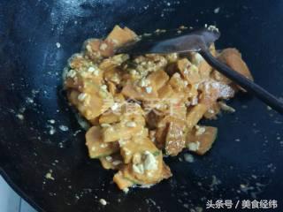 怎么做咸蛋炒南瓜，南瓜炒咸蛋的正宗做法窍门（家常咸鸭蛋炒南瓜的做法）