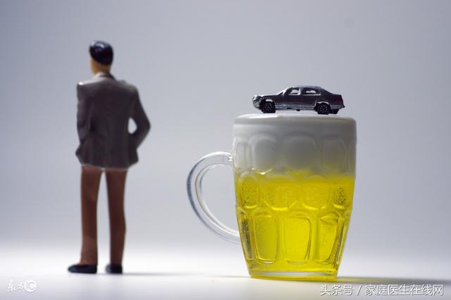 啤酒和白酒哪个更伤身体，白酒和啤酒哪个对身体伤害大（哪一种酒对身体的伤害更大）