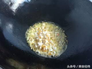 怎么做咸蛋炒南瓜，南瓜炒咸蛋的正宗做法窍门（家常咸鸭蛋炒南瓜的做法）