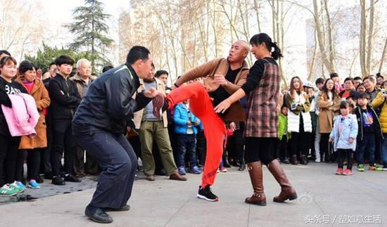 郑州公园尬舞大爷大妈斗舞，你们有空唠唠家常