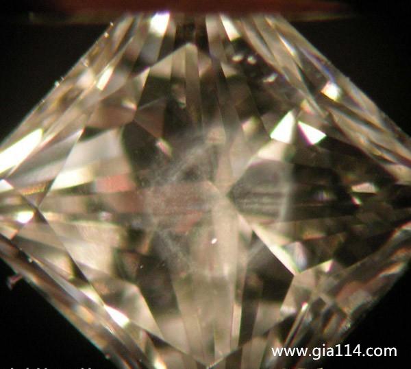 如何辨别真假钻石，如何辨别真假钻石首饰（火眼金睛——仅用十个简易方法鉴定“真钻石”）