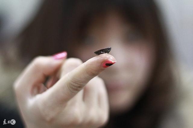 美瞳怎么戴最详细的美瞳佩戴方法，怎么佩戴美瞳（如何佩戴美瞳）