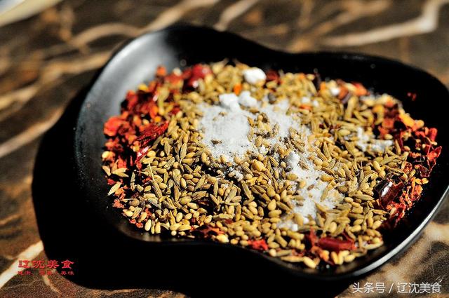 烤油边是什么，烤油边的做法（这家烧烤店特色菜都是最爱）