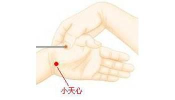 宝宝睡觉惊吓举手睁眼，宝宝睡觉频繁惊吓举手（3个简单易学的动作做一做就好了）