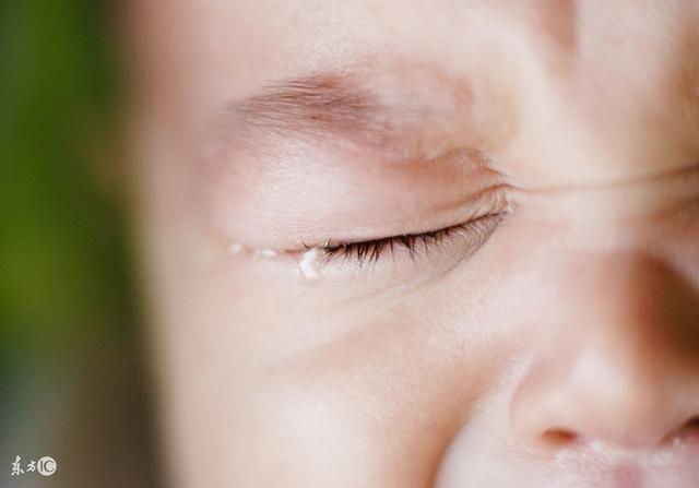 宝宝睡觉惊吓举手睁眼，宝宝睡觉频繁惊吓举手（3个简单易学的动作做一做就好了）