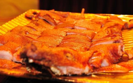 烤乳猪的烹制方法，70退休工人老王卖了20年的烤乳猪