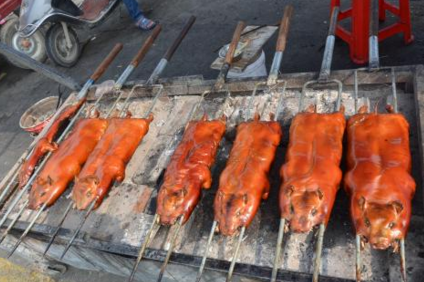 烤乳猪的烹制方法，70退休工人老王卖了20年的烤乳猪