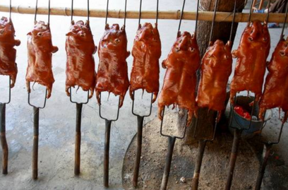 烤乳猪的烹制方法，70退休工人老王卖了20年的烤乳猪