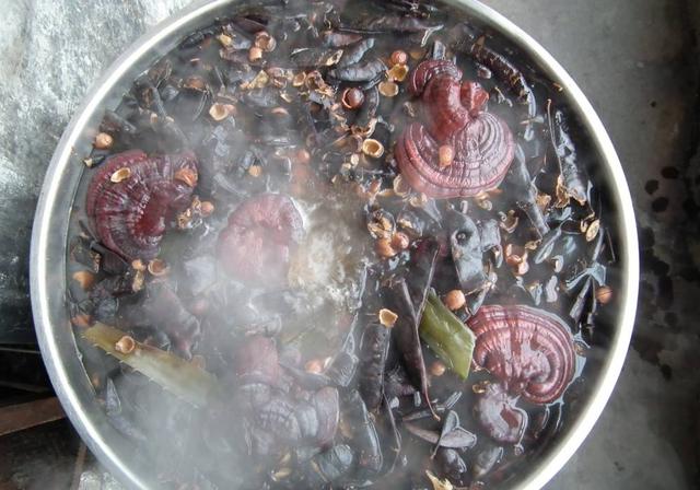 皂角怎么煮水洗发，皂角煮水洗发需要数量（天然健康的养发生发方式）