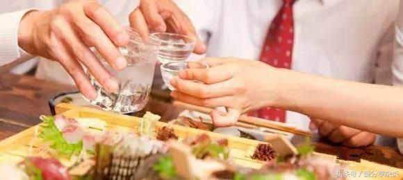 解酒的最快方法 15分钟就有效，酒后难受9个缓解的办法（喝酒前吃这些千杯不醉）