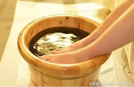 怎样去掉脚上的老茧再不复发，如何去脚上的死皮老茧（冬天手足干裂？一招教你搞定）