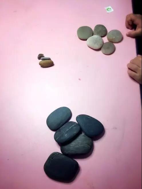 二年级下册手拉手小人怎么剪，剪纸：拉手小人（12大数学能力启蒙玩法）