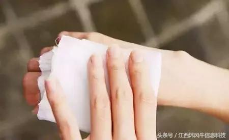 怎样去掉脚上的老茧再不复发，如何去脚上的死皮老茧（冬天手足干裂？一招教你搞定）