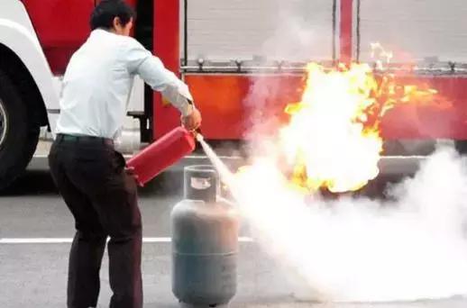 四种常用灭火方法，四种常用灭火方法简写（你一定要了解的几种家庭常用灭火方法）
