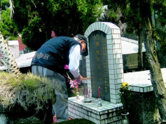 墓园里的读书人，什么叫读书人（一老头跟他非亲非故）