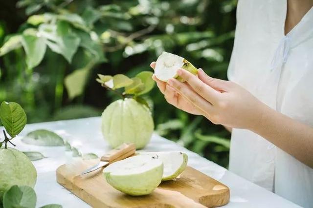 芭乐水果的功效与作用，芭乐的功效与作用及禁忌（改善肥胖糖尿病）