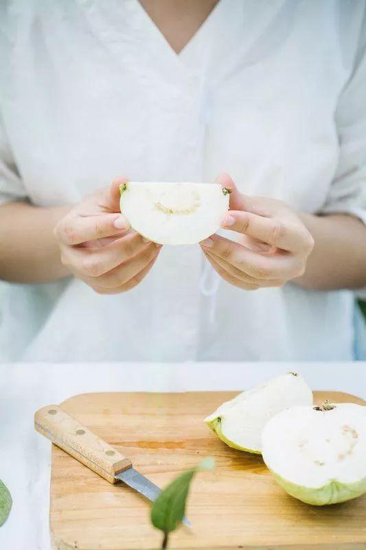 芭乐水果的功效与作用，芭乐的功效与作用及禁忌（改善肥胖糖尿病）