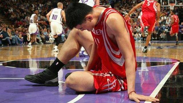 姚明为什么退役，姚明为什么会退役（姚明退役是因科比撞伤导致）