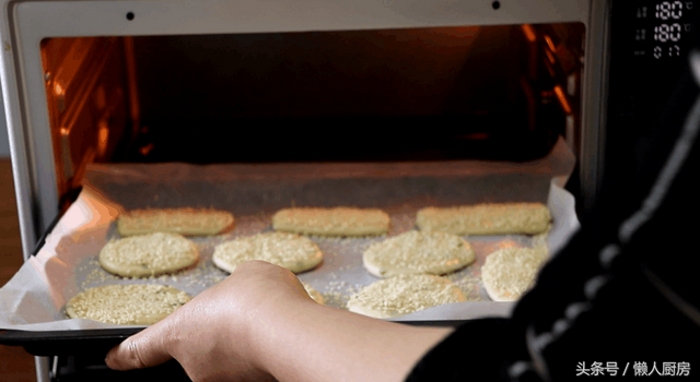 电烤箱怎么烤烧饼，烧饼烤箱怎么做（教你在家用烤箱做烧饼）