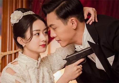 赵丽颖何炅拍照深情相拥超甜蜜，颖宝原来拥抱过这么多男神