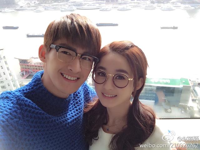 赵丽颖何炅拍照深情相拥超甜蜜，颖宝原来拥抱过这么多男神