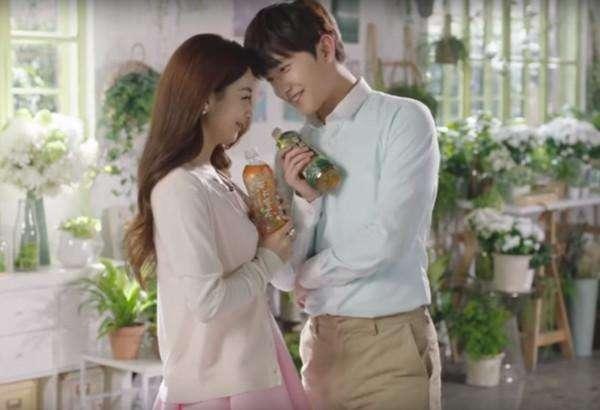 赵丽颖何炅拍照深情相拥超甜蜜，颖宝原来拥抱过这么多男神