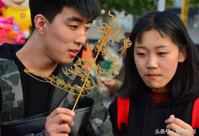 白糖可以做糖人吗，林州：老人靠一流画技画糖人