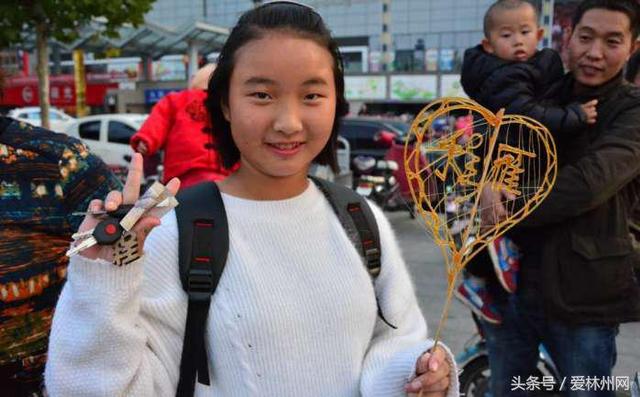 白糖可以做糖人吗，林州：老人靠一流画技画糖人