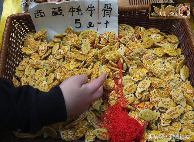 牛角梳真假怎样鉴别，怎样鉴别牛角梳的真假（湖北宜昌：商家售卖牛角梳）