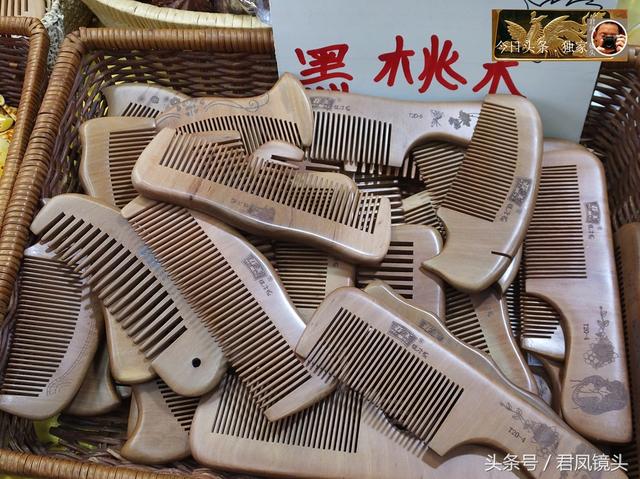 牛角梳真假怎样鉴别，怎样鉴别牛角梳的真假（湖北宜昌：商家售卖牛角梳）