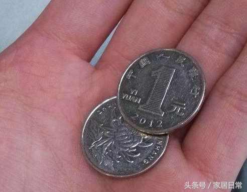 门槛石下面放硬币有什么讲究，过门石下面压硬币什么讲究（有钱人装修喜欢在门槛石底下放这个）