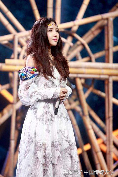 “楼道王菲”—刘美麟为什么没有大红，楼道王菲中国好声音（17岁爆红被赞“楼道王菲”）