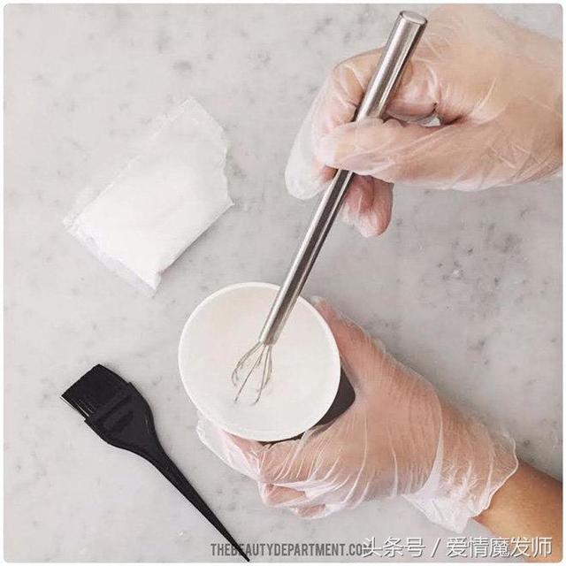 染发步骤与技巧，染头发步骤详细教程（简单方法步骤、染发自己在家里完成也一样出彩）