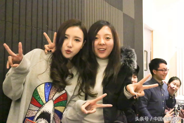 “楼道王菲”—刘美麟为什么没有大红，楼道王菲中国好声音（17岁爆红被赞“楼道王菲”）