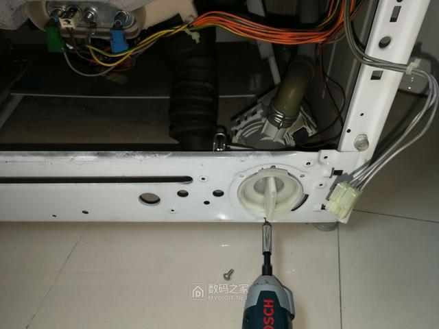 滚筒洗衣机水少在那调水位，滚筒洗衣机的水位怎么这么少（博世滚筒洗衣机拆解和调整水位探讨）