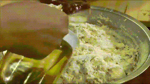 糖油饼上面的糖怎么做，油糖饼的糖怎么做好吃（大不过一张你亲手做的糖油饼）