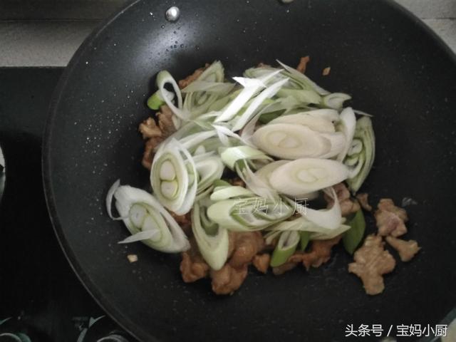 大葱怎么炒好吃，大葱怎么炒好吃又简单（我简单一炒全家都抢着吃）